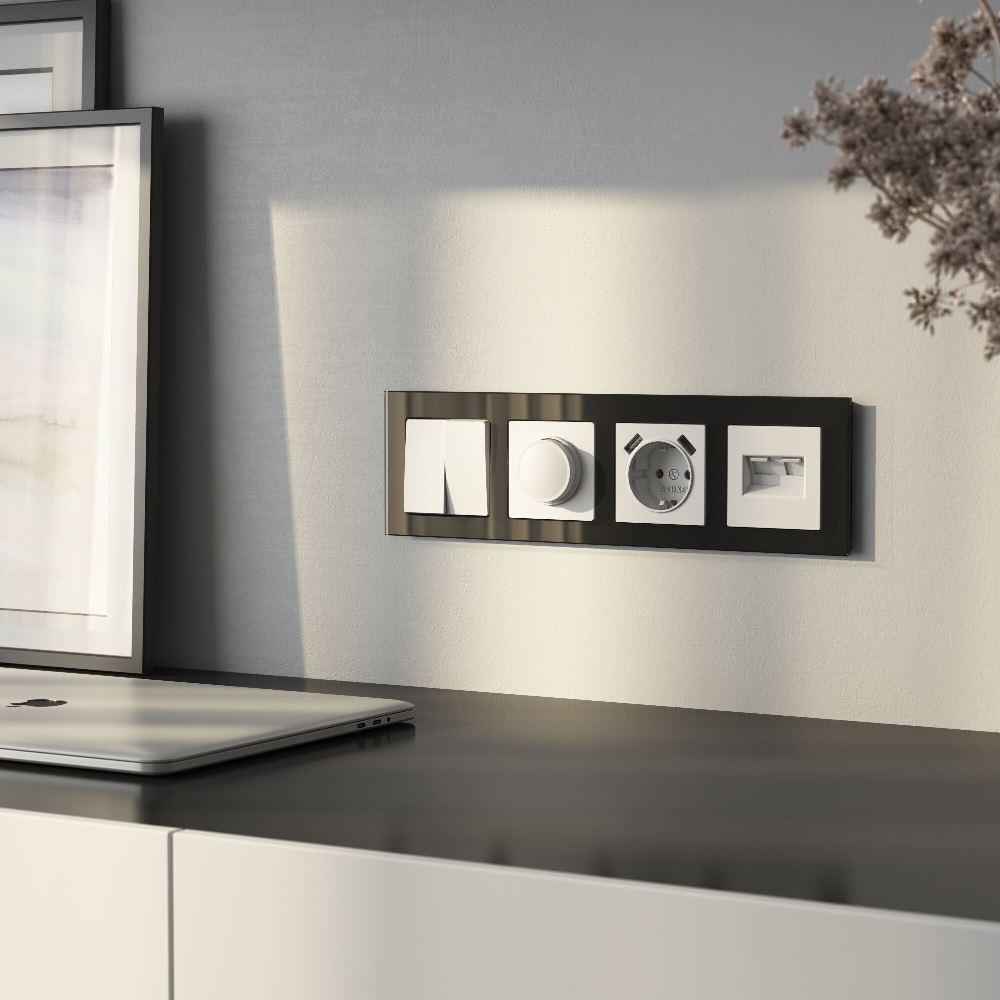 Рамка стеклянная Werkel Favorit на 4 поста Черный W0041108 — изображение 2